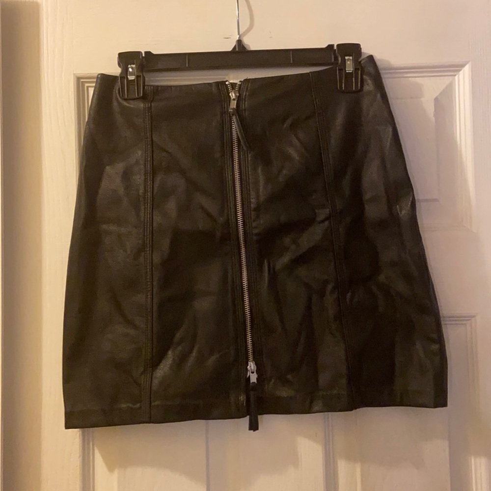 Zip front faux leather skirt